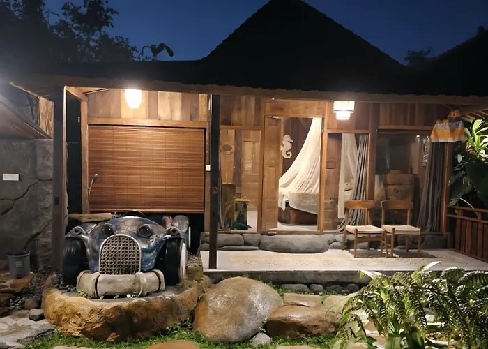 Artsy Jungle Pool & Unique Car Bath ロッジ Tampaksiring