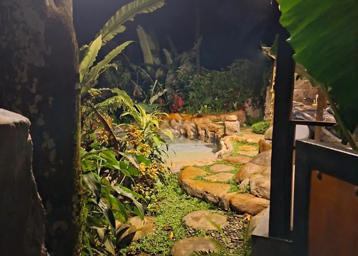Artsy Jungle Pool & Unique Car Bath ロッジ *